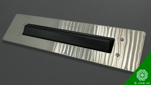 JFAB 12-026 Bred Armbågskontakt i rostfritt stål med svart knapp. Bild2 350mm × 90 mm